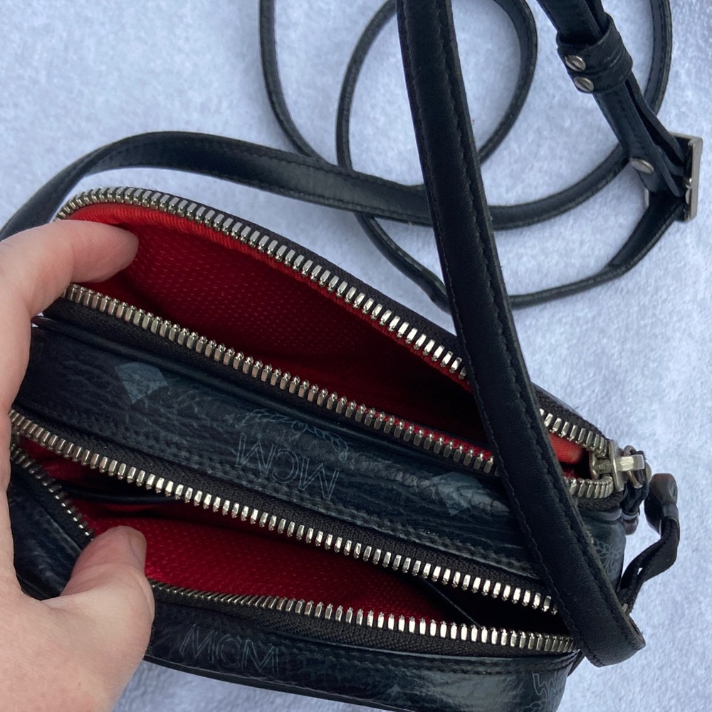 MCM Visetos "Lion 1976 Theme"
Crossbody Bag - Picture 3 of 13
